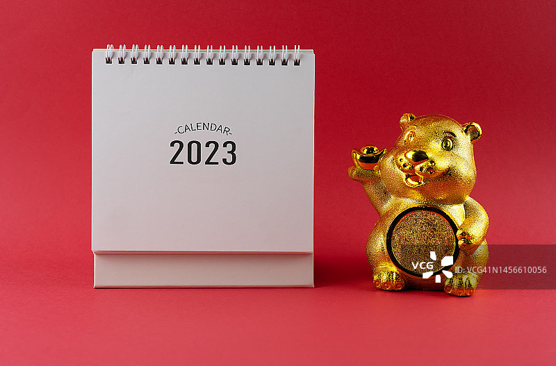 兔子存钱罐和2023年日历图片素材