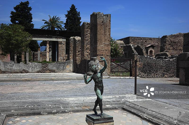 意大利坎帕尼亚庞贝城的牧神之家及青铜雕像图片素材