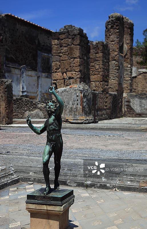 意大利坎帕尼亚庞贝城的牧神之家及青铜雕像图片素材