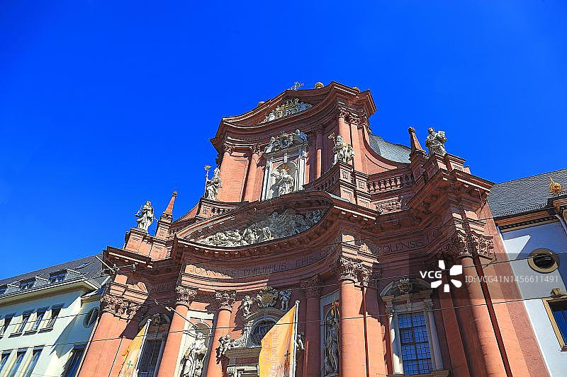 维尔茨堡老城区新明斯特教堂的外墙，德国巴伐利亚州下弗兰肯维尔茨堡图片素材