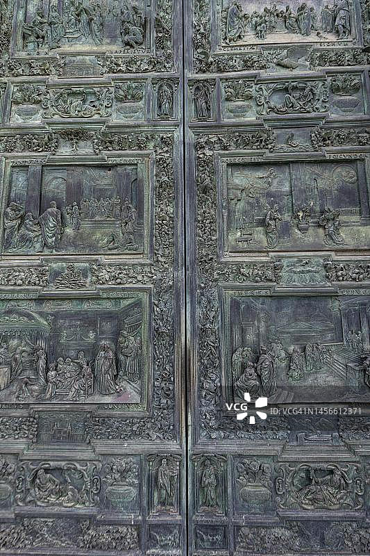 意大利比萨主教座堂广场的洗礼堂入口大门，联合国教科文组织世界遗产图片素材