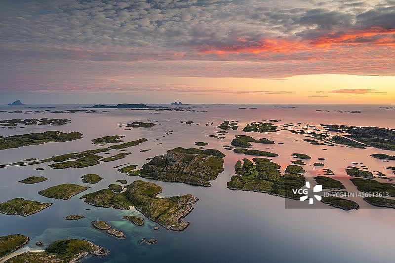 从罗多伊洛瓦山看到的岛屿世界，挪威图片素材