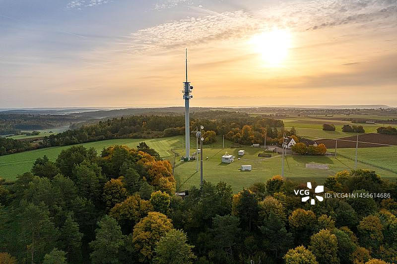 德国黑森林莱尔兴山日出时分的无线电塔图片素材