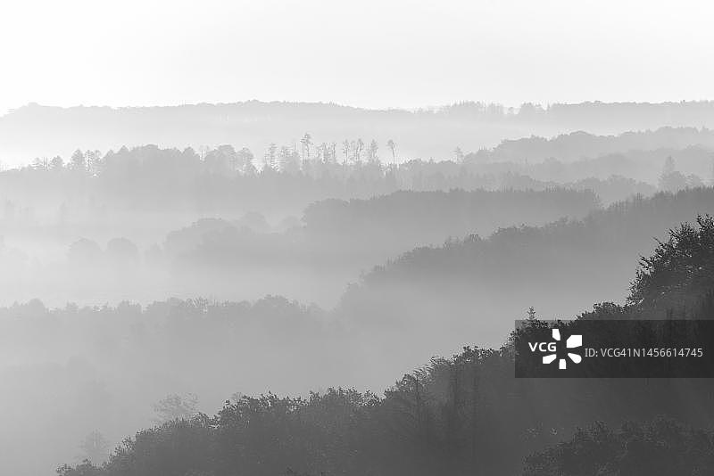 阿恩斯贝格森林自然公园山谷和树木繁茂高地的景色图片素材