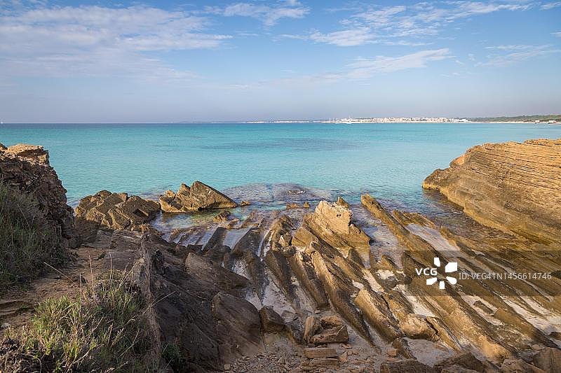 西班牙马略卡岛岩石海岸和码头图片素材