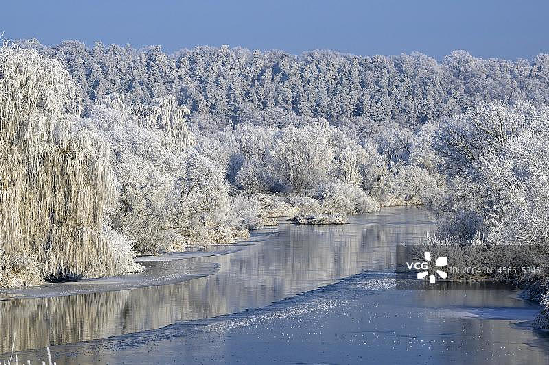 德国黑森州古克斯哈根的埃德河畔，雾凇和冰雪覆盖的河流景观图片素材
