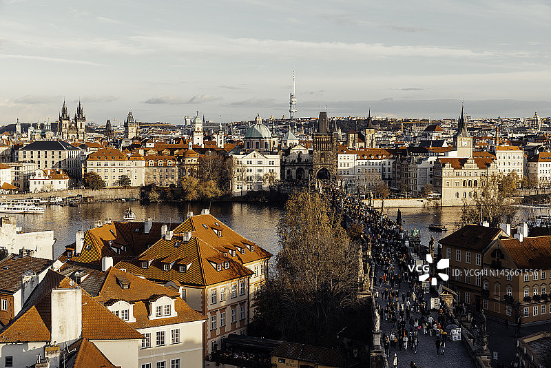 晴天下的布拉格城市风光和查理大桥（捷克共和国）图片素材