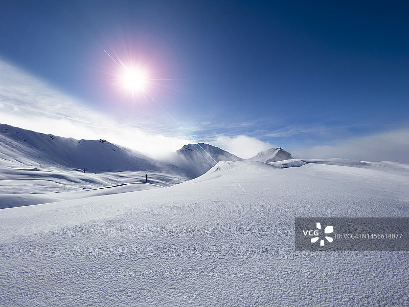 雪山滑雪道仰视视角图片素材