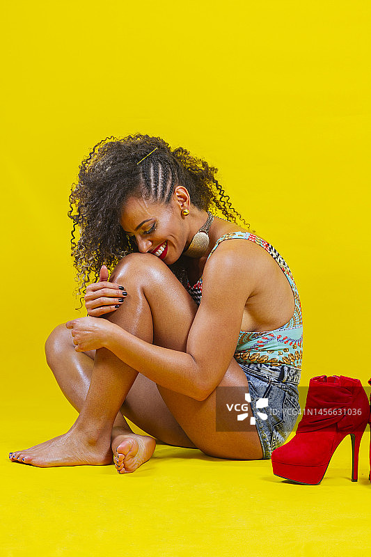 黄色背景上的卷发棕发女歌手肖像图片素材