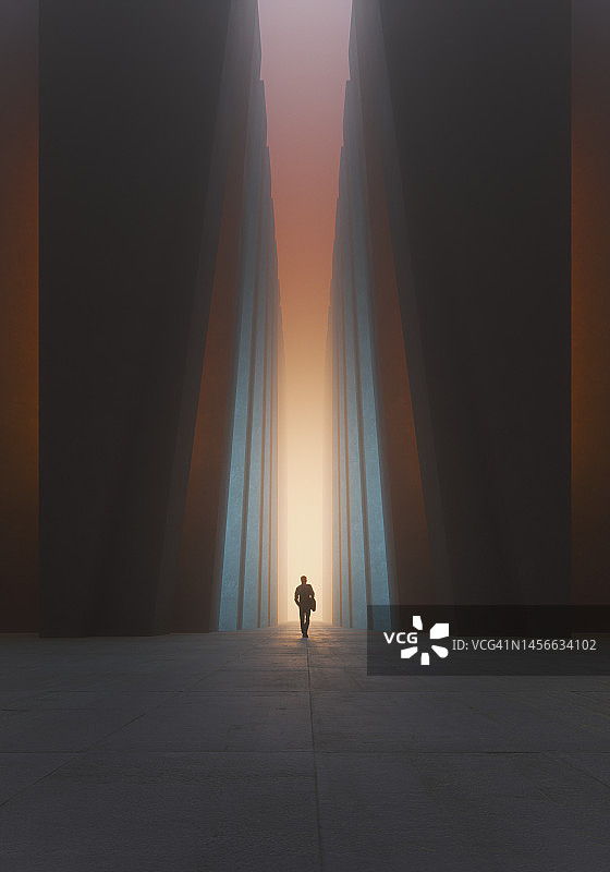 男人走在未来主义的粗野城市街道上图片素材