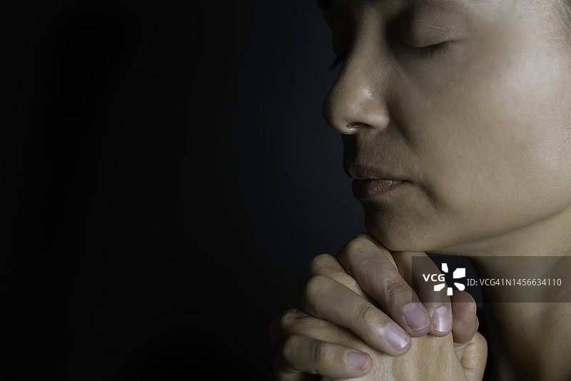 祈祷的女人图片素材