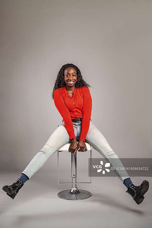 工作室里快乐的女人肖像图片素材