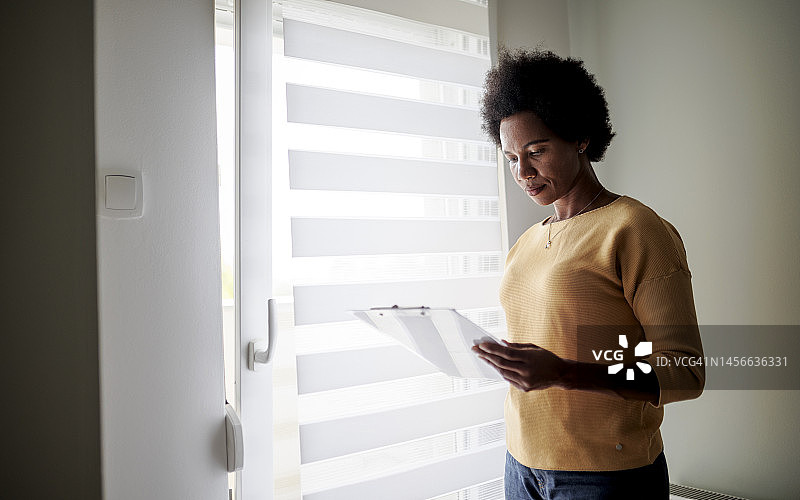 妇女在家工作图片素材