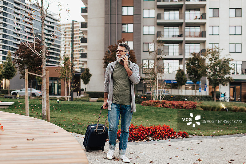城市街道上的年长商人图片素材
