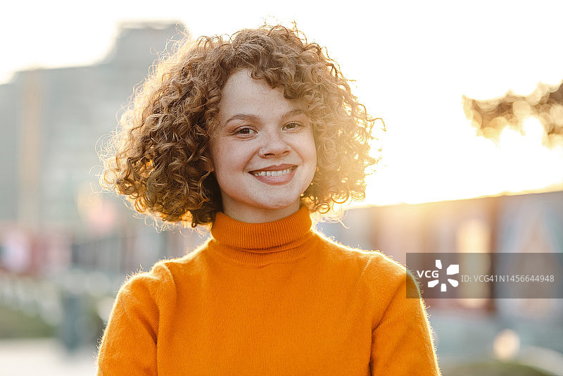 户外年轻快乐女人肖像图片素材