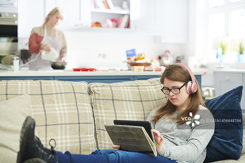 在家放松的少女图片素材