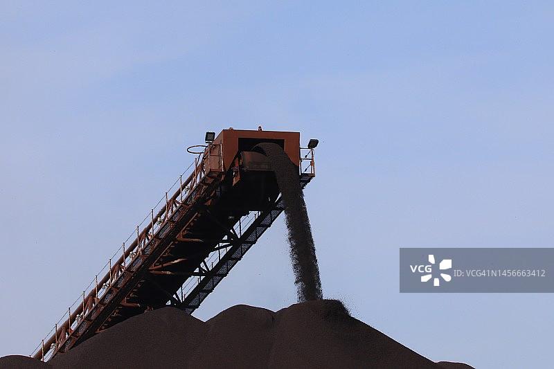 运转中的工业采石场、石磨、破碎机图片素材