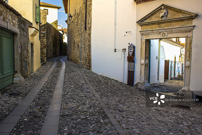 意大利弗留利奇维达莱的马焦雷修道院路和伦巴第神庙入口图片素材