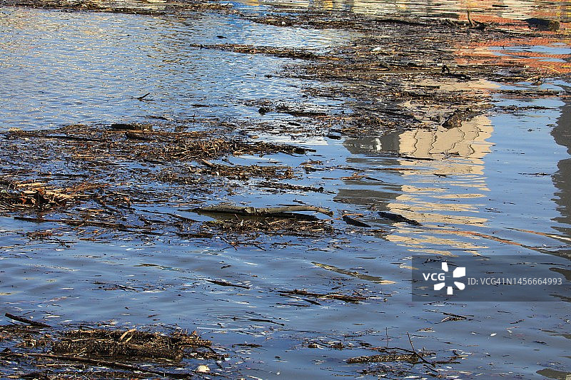 暴风雨残留在水面上图片素材