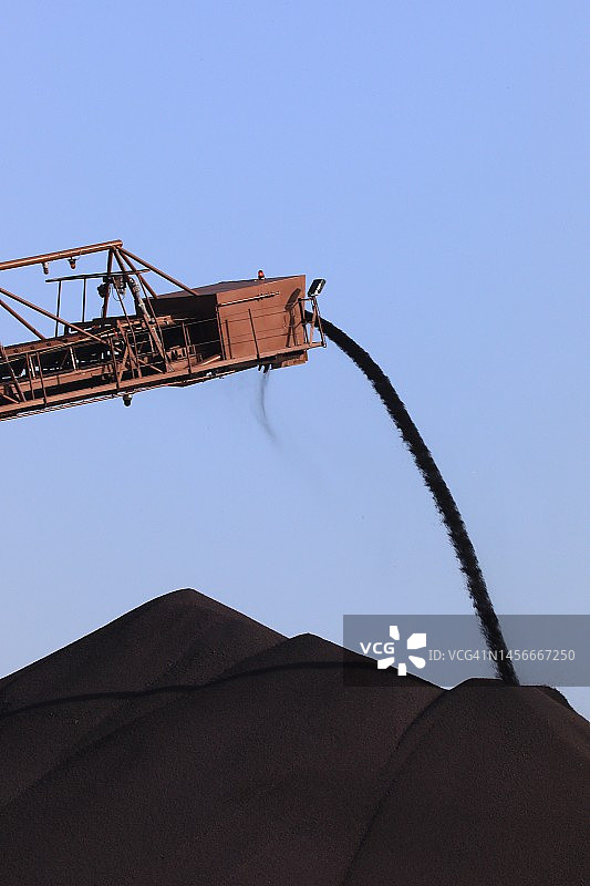 机械臂将物料输送到大型堆垛图片素材