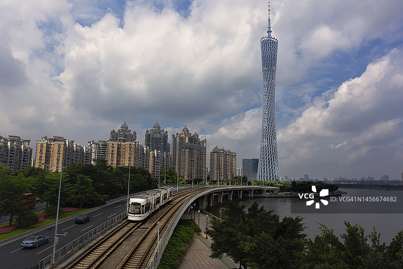 城际列车与广州塔图片素材
