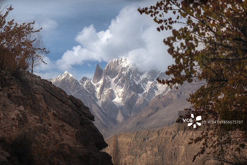 巴基斯坦罕萨秋季云雾缭绕的山峰图片素材