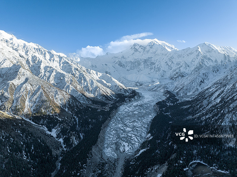 巴苏冰川：喀喇昆仑地区，巴苏峰位于冰川后侧，巴基斯坦北部图片素材