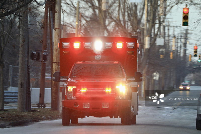 城市街道上的救护车图片素材
