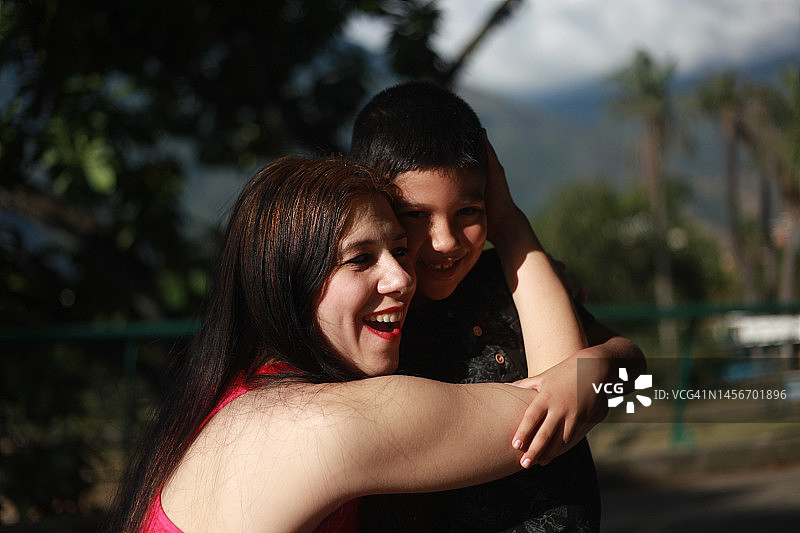 年轻女人和孩子图片素材