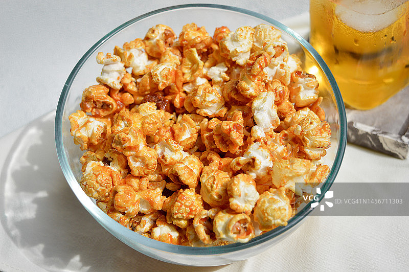 吃爆米花图片素材