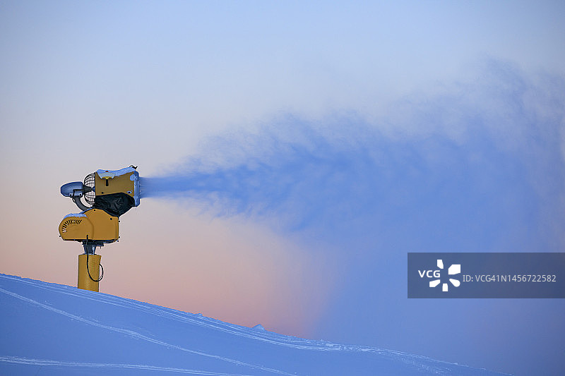 用雪炮人工造雪：滑雪场人工造雪，美丽的冬季自然风光图片素材