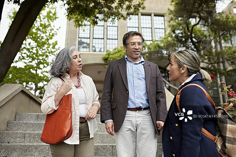 大学教育工作者与非传统学生交谈图片素材