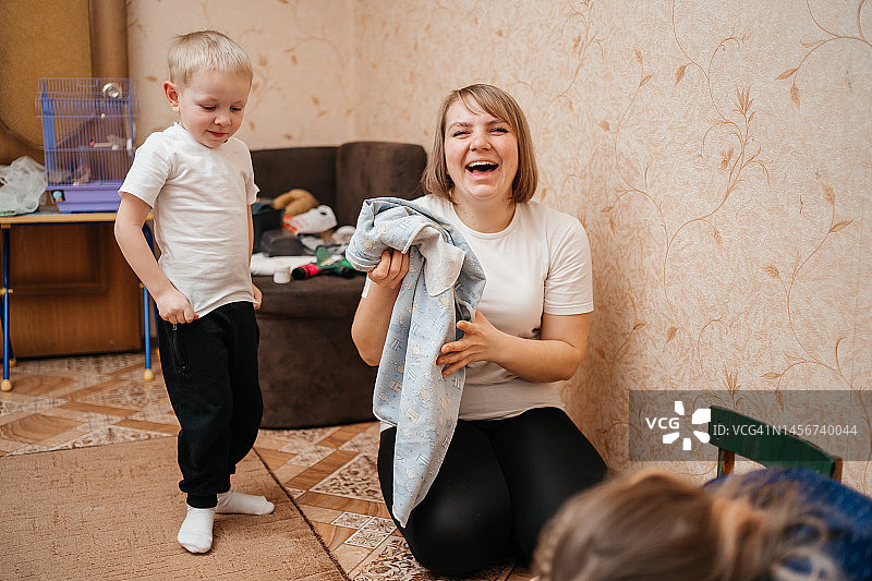 母亲和儿子玩耍图片素材