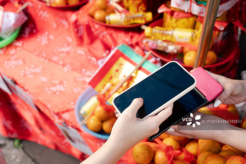 亚洲家庭在中国新年祈祷图片素材