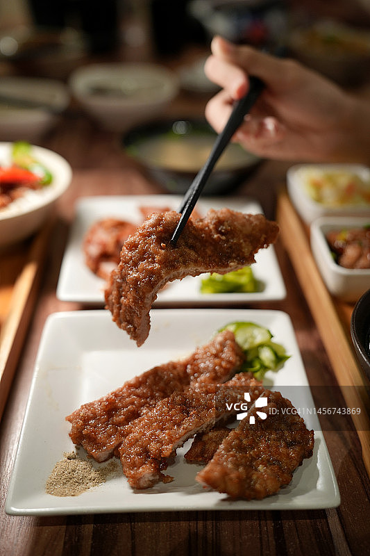 享用台式便当的年轻亚洲女性特写图片素材