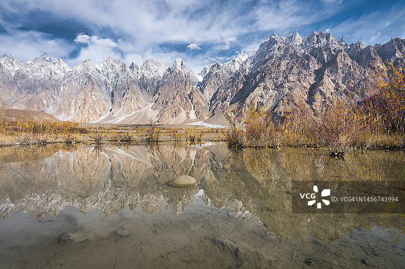巴基斯坦北部吉尔吉特-巴尔蒂斯坦的帕苏山谷秋景，远处是罕萨河和喀喇昆仑山脉图片素材