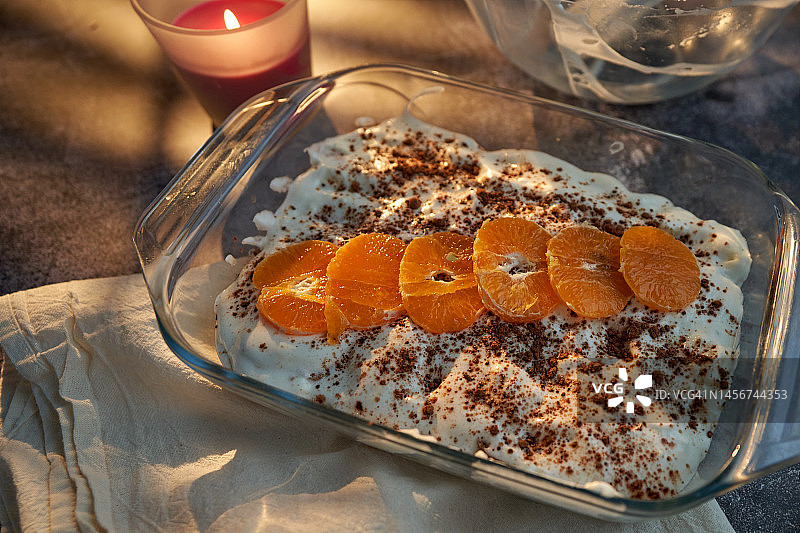 含有橘子和姜饼的提拉米苏图片素材