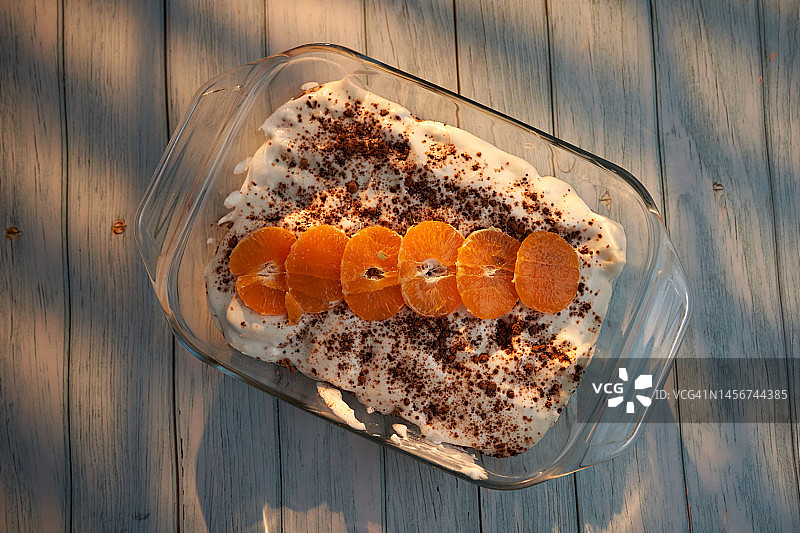含有橘子和姜饼的提拉米苏图片素材