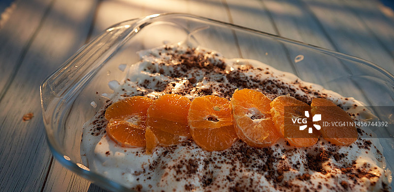 含有橘子和姜饼的提拉米苏图片素材