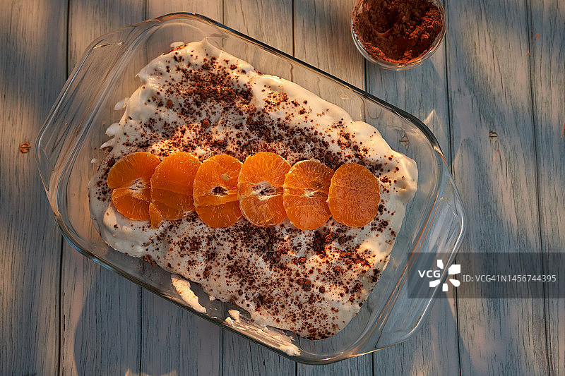 含有橘子和姜饼的提拉米苏图片素材