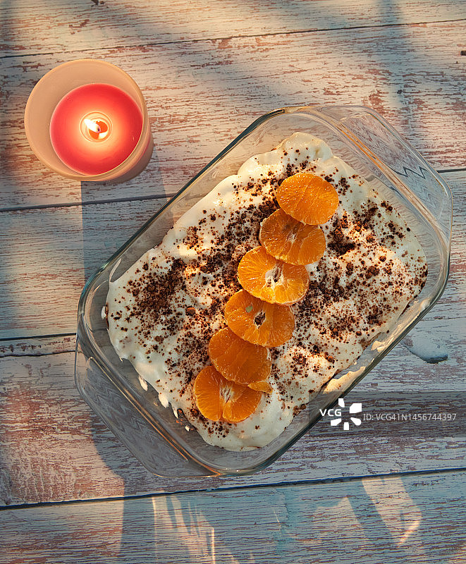 含有橘子和姜饼的提拉米苏图片素材