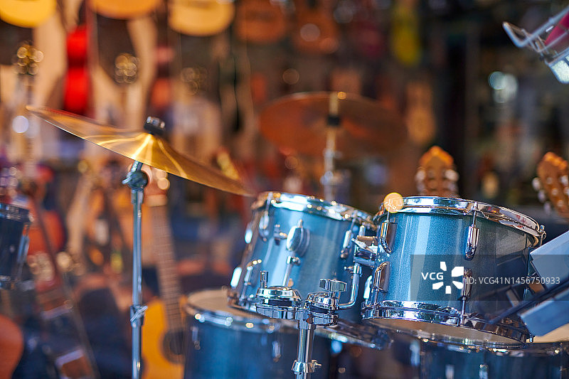乐器店橱窗：前景中的鼓组图片素材