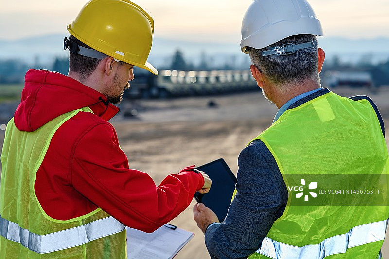工程师与投资者在道路施工现场图片素材