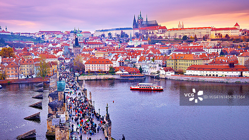 布拉格查理大桥黄昏景色：城市与河流图片素材