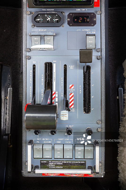 小型商务飞机Pilatus PC12驾驶舱内的动力杆（油门）图片素材