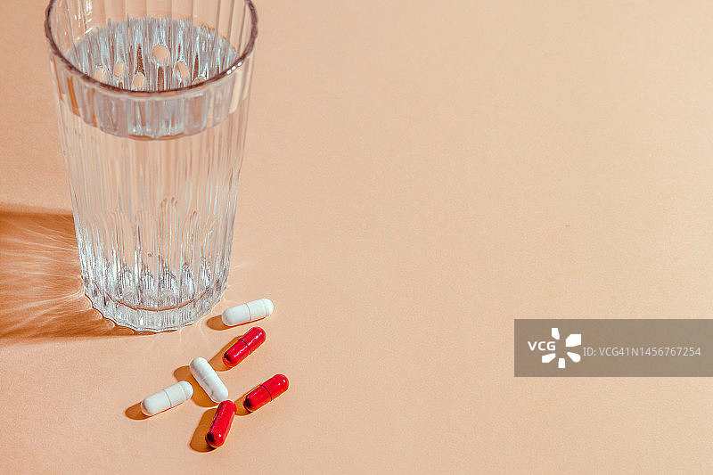 水与胶囊，维生素与益生元图片素材