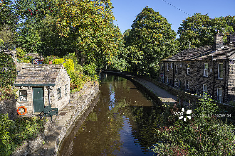 英格兰大曼彻斯特郡阿珀米尔的哈德斯菲尔德运河图片素材