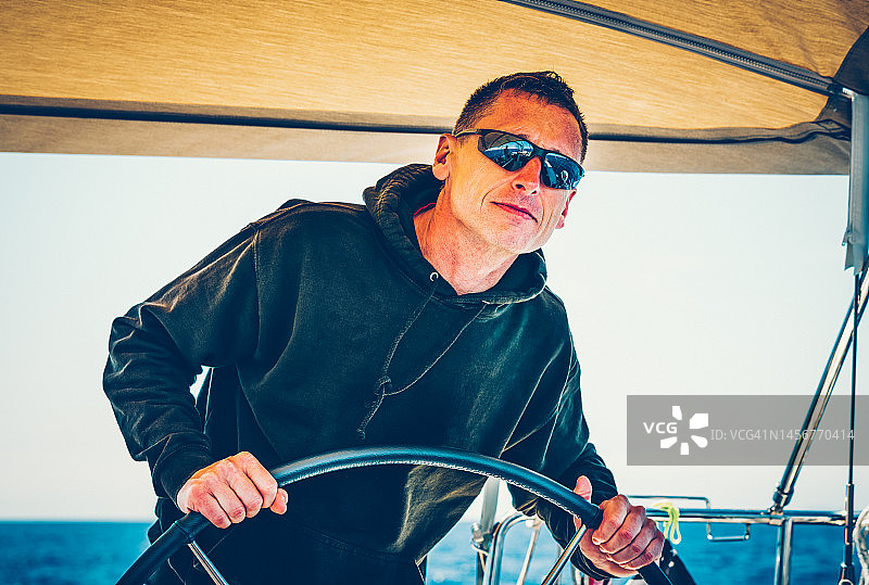 帆船上自信的船长图片素材