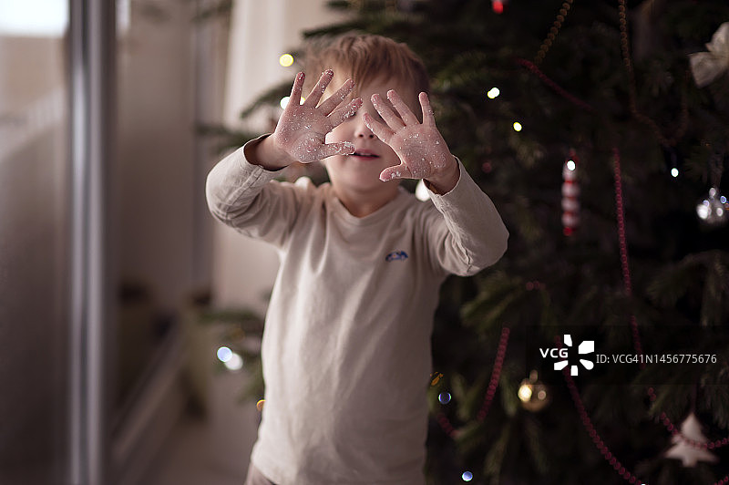 捂着脸的小男孩图片素材