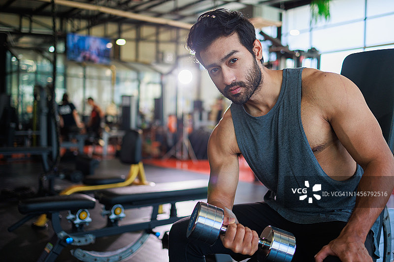 亚洲男健身教练在健身房锻炼图片素材